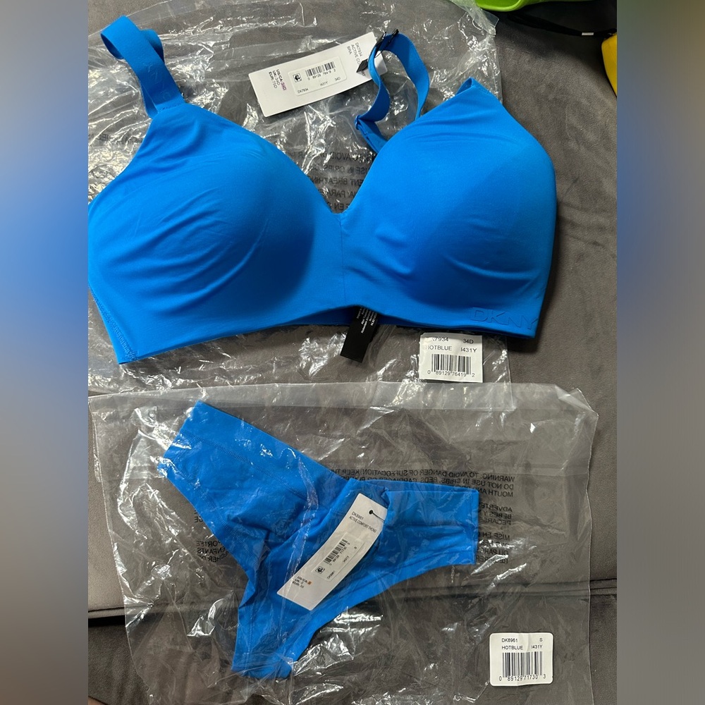 BRAND NEW DKNY LITEWEAR ACTIVE COMFORT WIRELESS BRA DK7934 and a THONG